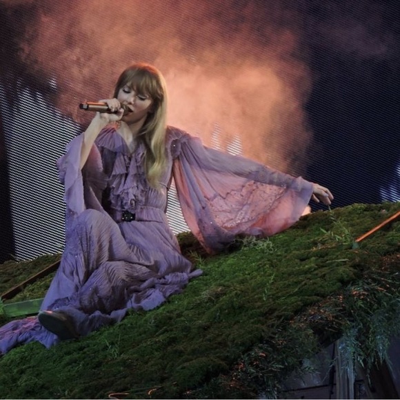 Meet your Posher, Kelsey - Picture 2 of 5